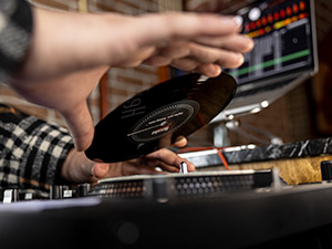 slipmat, vinyl, vinyl disc, motorized jog wheel, motorized jogwheel, motorized, dj controller