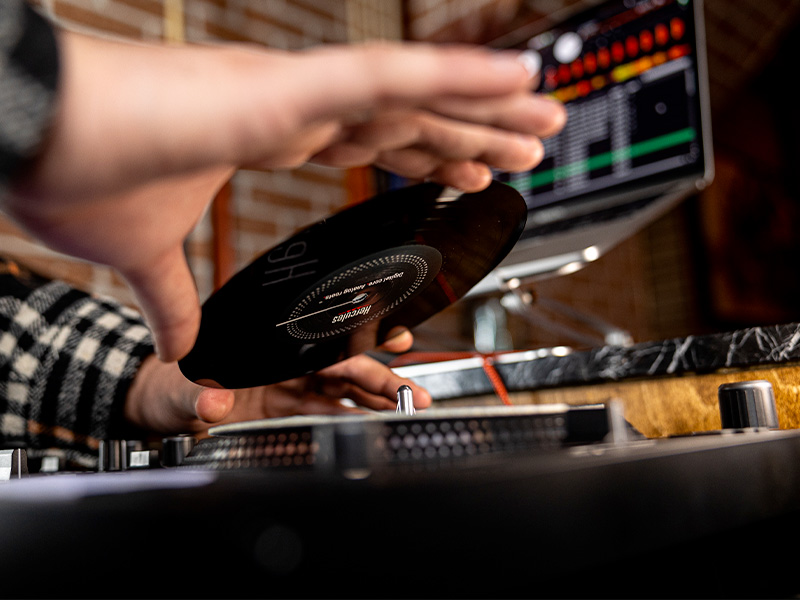 Hercules dj controller, slip mat, slipmat, vinyl slipmat, vinyl slip mat, motorized platter,